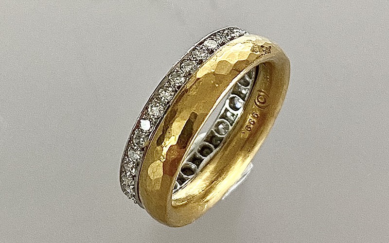 06_diamantmemoirering750erweissgoldmitfeingoldgehaemmert