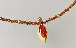 14_zartezirkonkettemitfeueropalundbrillant